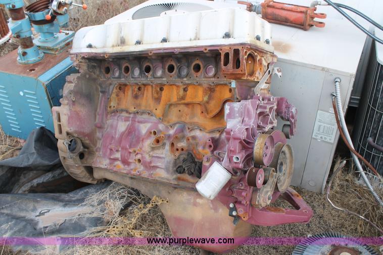 image for item AW9465 Mack MP7-365M engine block with attachments