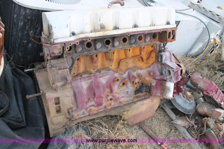 image for item AW9465 Mack MP7-365M engine block with attachments