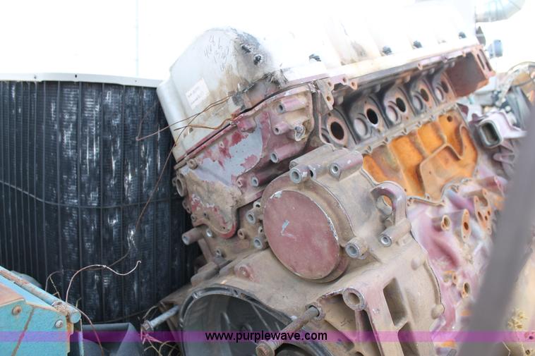 image for item AW9465 Mack MP7-365M engine block with attachments