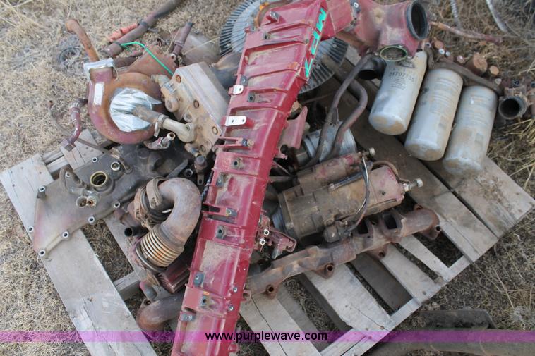 image for item AW9465 Mack MP7-365M engine block with attachments