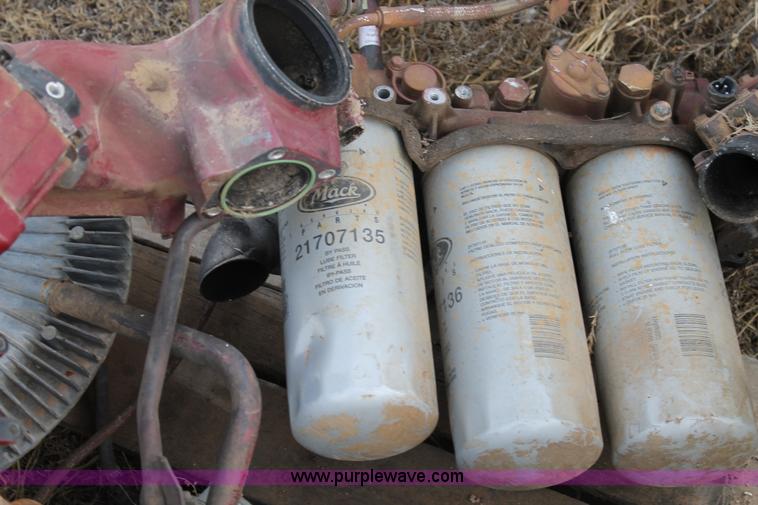 image for item AW9465 Mack MP7-365M engine block with attachments