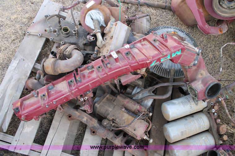 image for item AW9465 Mack MP7-365M engine block with attachments