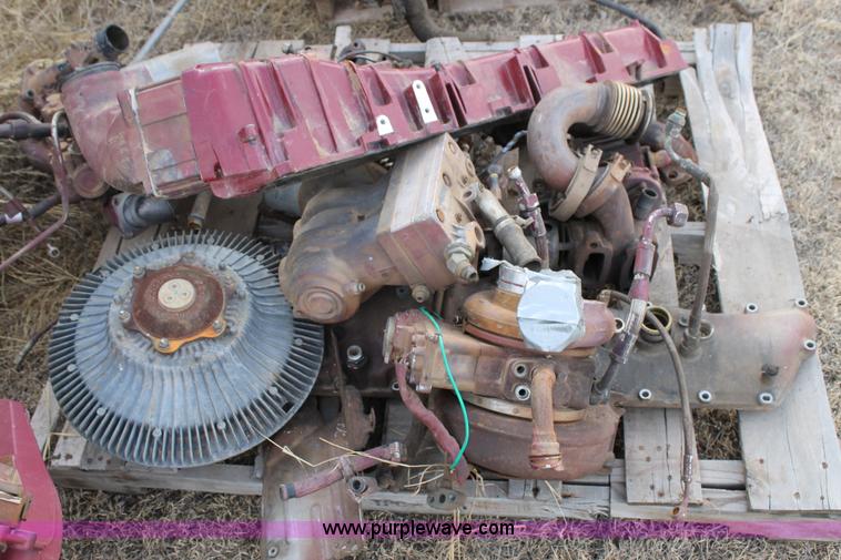 image for item AW9465 Mack MP7-365M engine block with attachments