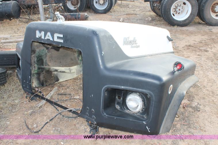 image for item AW9468 1991 Mack RP600 hood