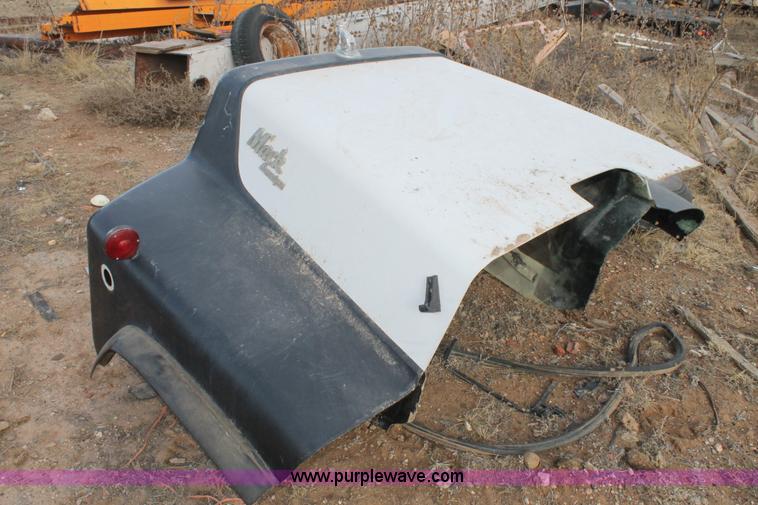 image for item AW9468 1991 Mack RP600 hood