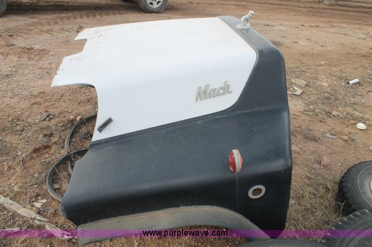 image for item AW9468 1991 Mack RP600 hood