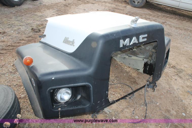 image for item AW9468 1991 Mack RP600 hood