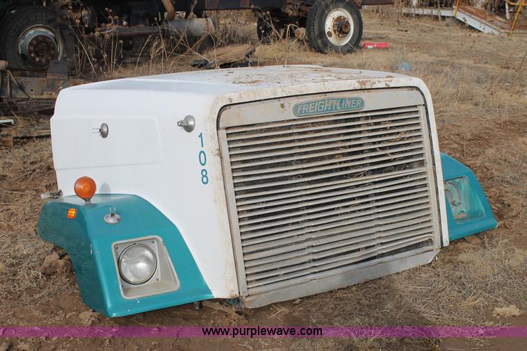 image for item AW9469 1993 Freightliner hood