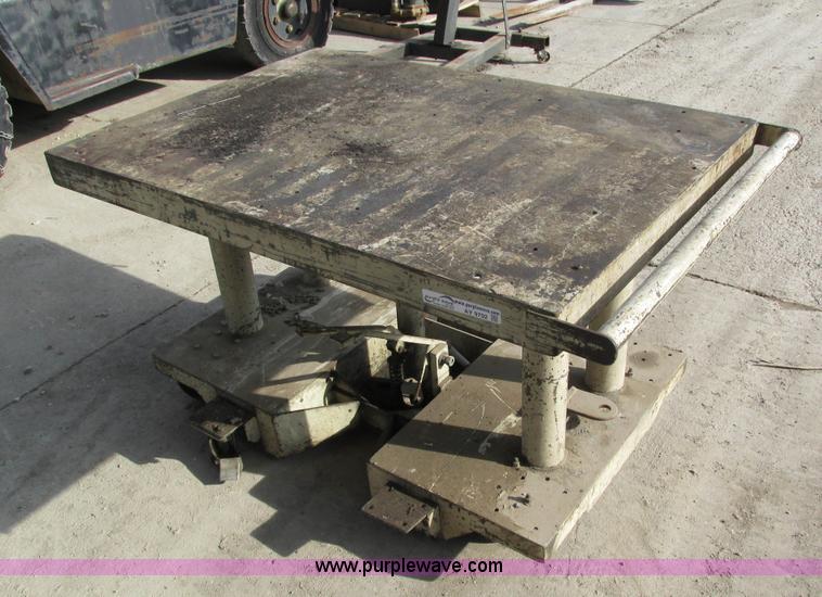 image for item AY9702 Elevating work table