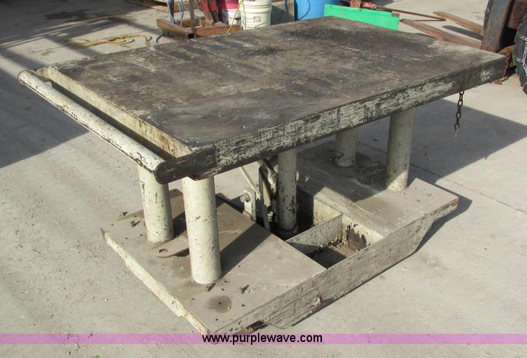 image for item AY9702 Elevating work table