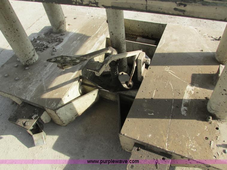 image for item AY9702 Elevating work table