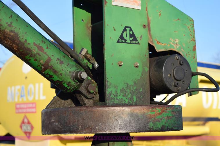 image for item BA9905 1995 Chevrolet 3500 flatbed truck