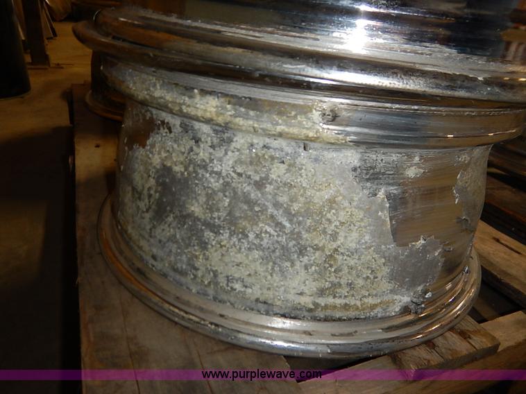 image for item BM9950 (4) Cadillac 16" aluminum alloy wheels