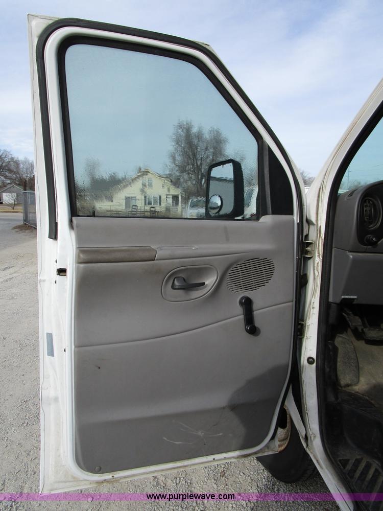 image for item D2271 2000 Ford Econoline E350 box van