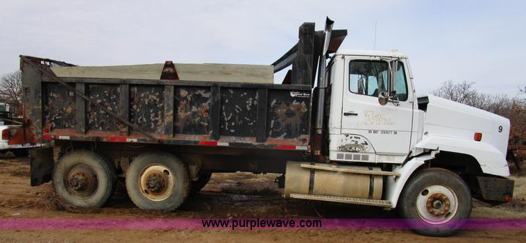 image for item D2274 1987 Freightliner FLC11264T dump truck