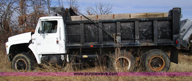 image for item D2275 1987 International S1900 dump truck
