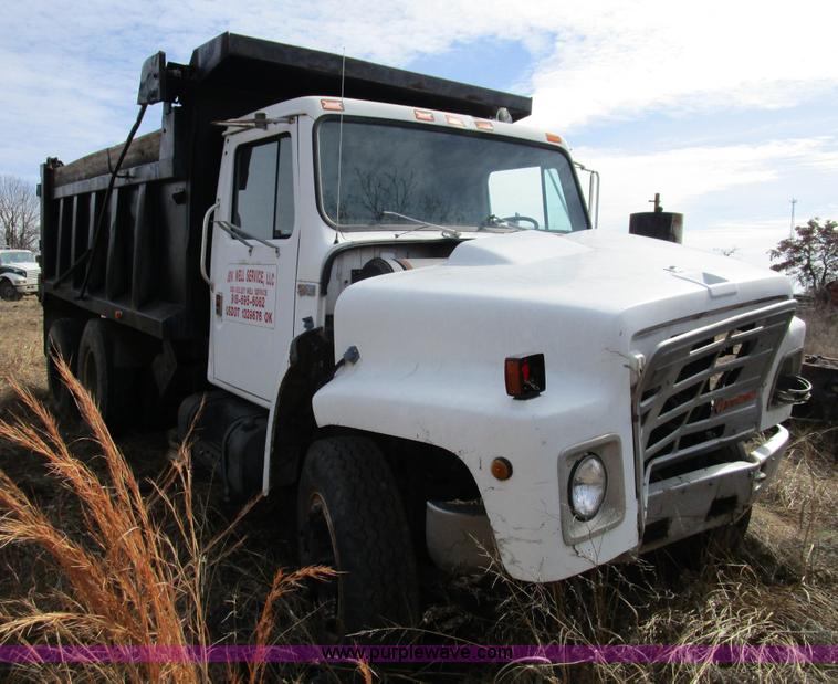 image for item D2275 1987 International S1900 dump truck
