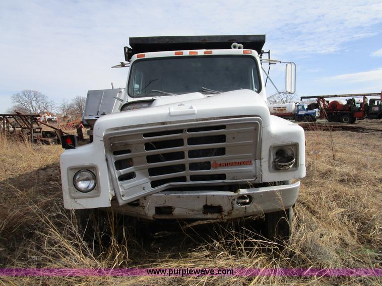 image for item D2275 1987 International S1900 dump truck