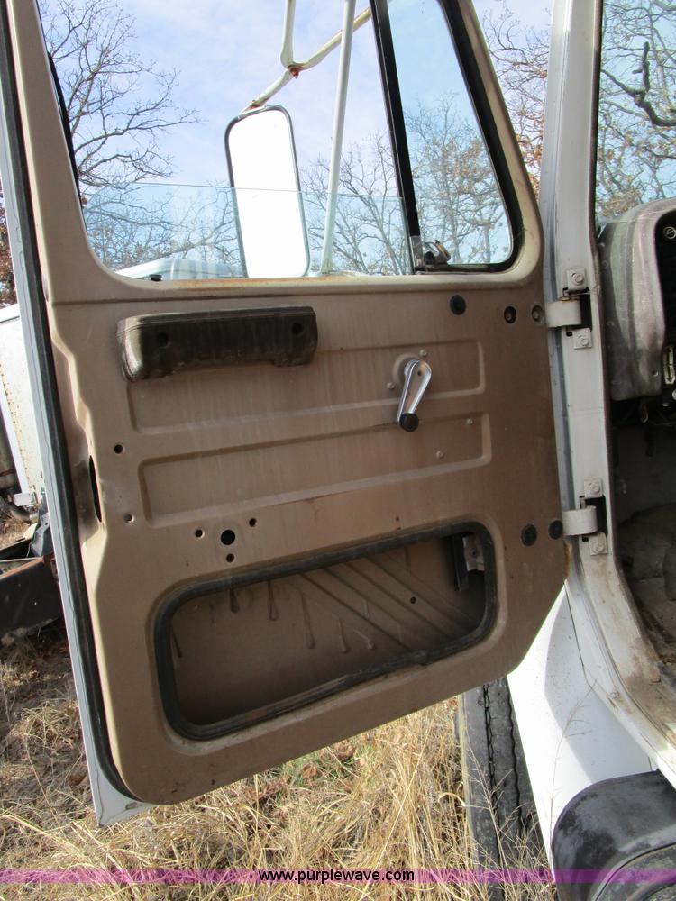 image for item D2275 1987 International S1900 dump truck