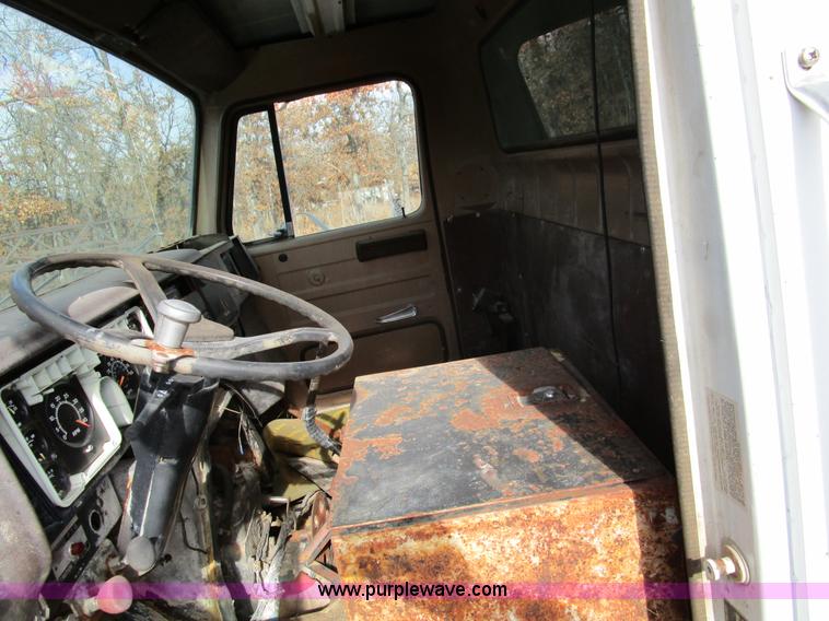 image for item D2275 1987 International S1900 dump truck