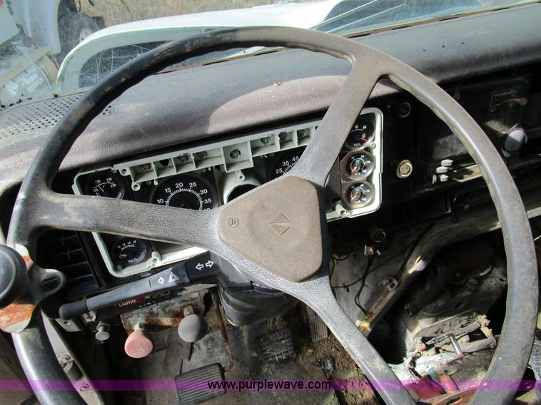 image for item D2275 1987 International S1900 dump truck