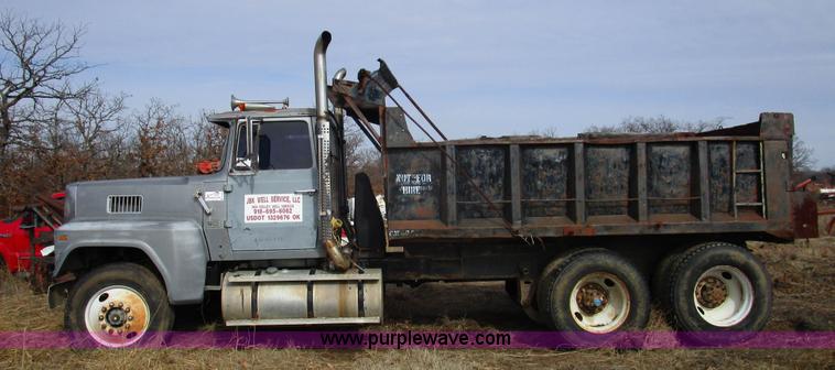 image for item D2276 1986 Ford LTL9000 dump truck