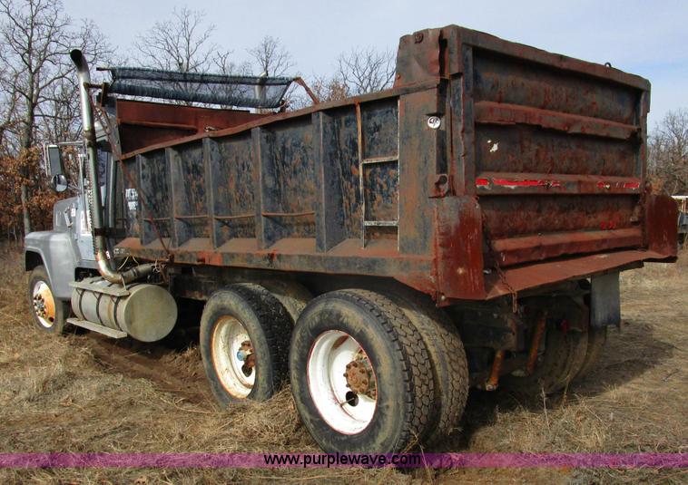 image for item D2276 1986 Ford LTL9000 dump truck