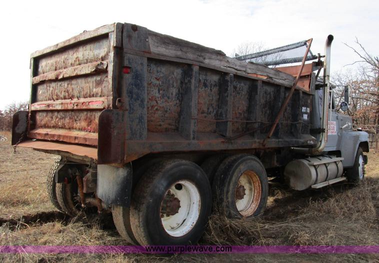 image for item D2276 1986 Ford LTL9000 dump truck
