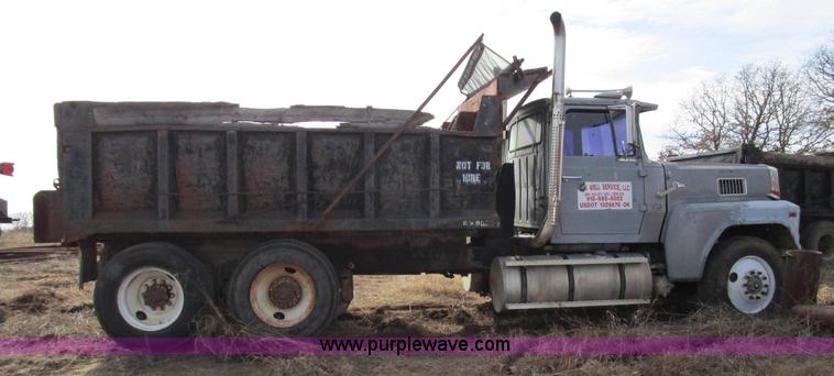 image for item D2276 1986 Ford LTL9000 dump truck