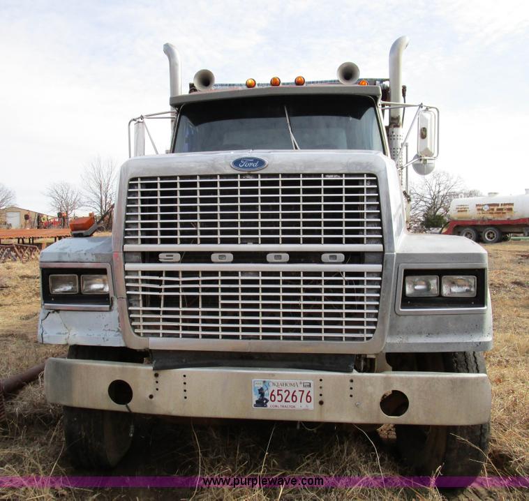 image for item D2276 1986 Ford LTL9000 dump truck