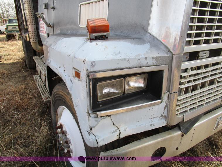image for item D2276 1986 Ford LTL9000 dump truck