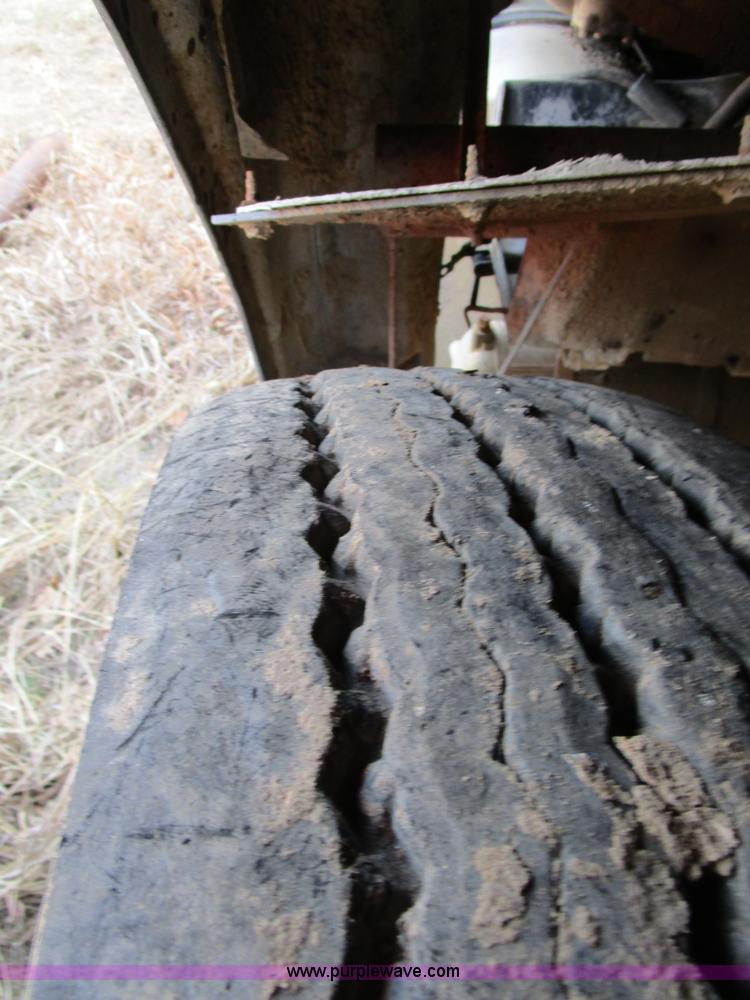 image for item D2276 1986 Ford LTL9000 dump truck