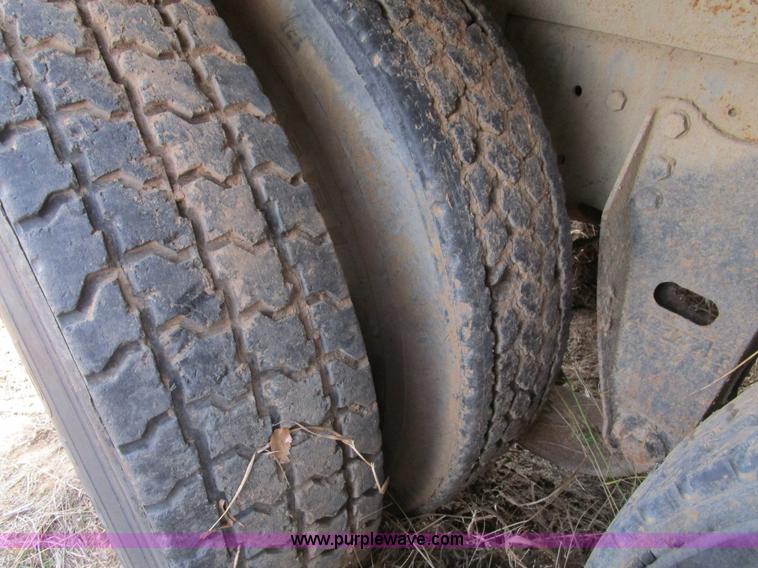 image for item D2276 1986 Ford LTL9000 dump truck