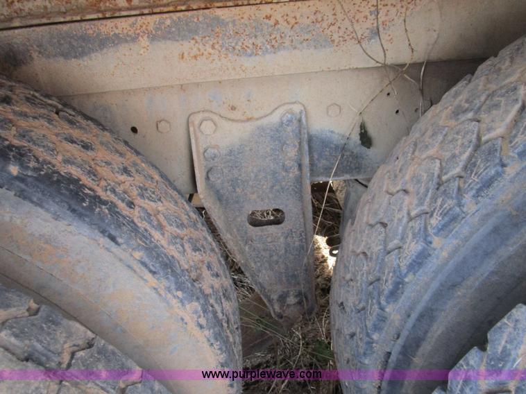 image for item D2276 1986 Ford LTL9000 dump truck