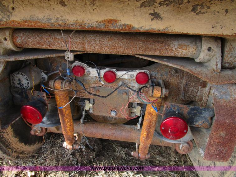 image for item D2276 1986 Ford LTL9000 dump truck