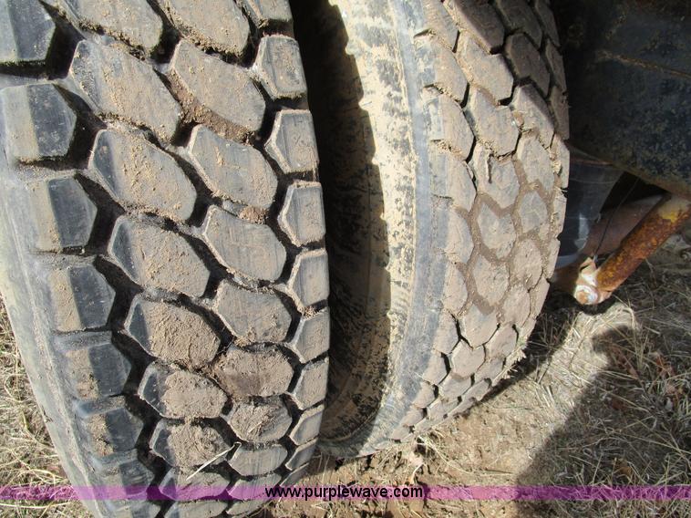 image for item D2276 1986 Ford LTL9000 dump truck