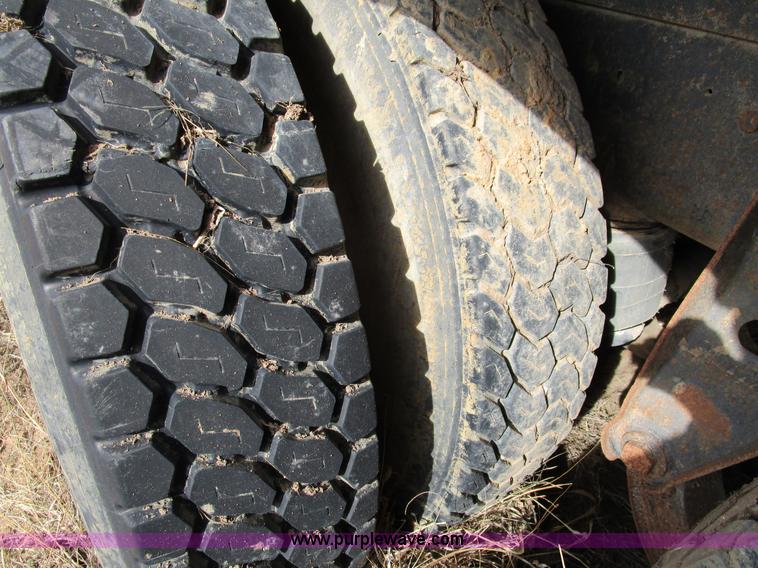 image for item D2276 1986 Ford LTL9000 dump truck