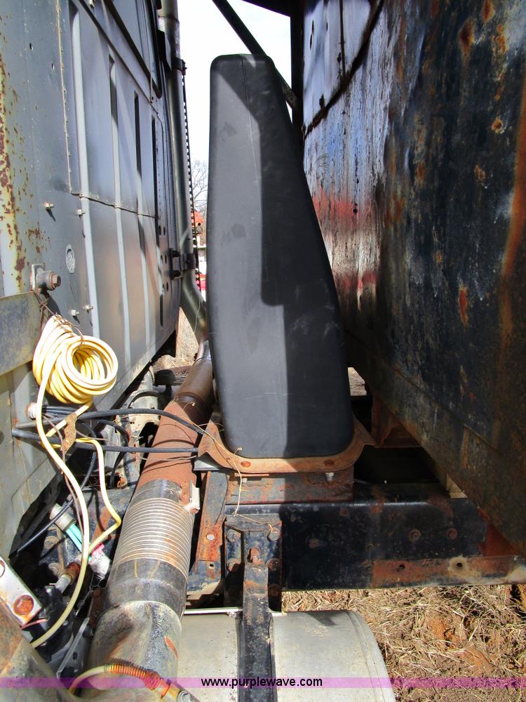 image for item D2276 1986 Ford LTL9000 dump truck