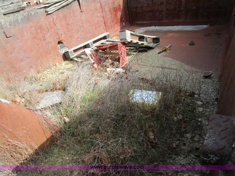 image for item D2276 1986 Ford LTL9000 dump truck