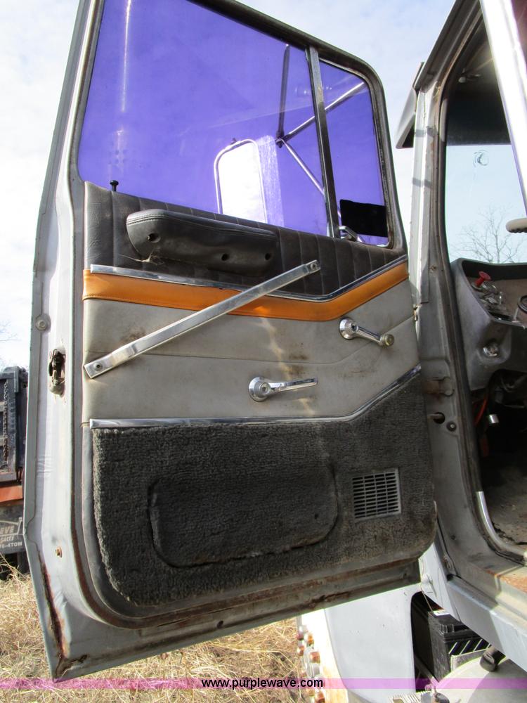 image for item D2276 1986 Ford LTL9000 dump truck