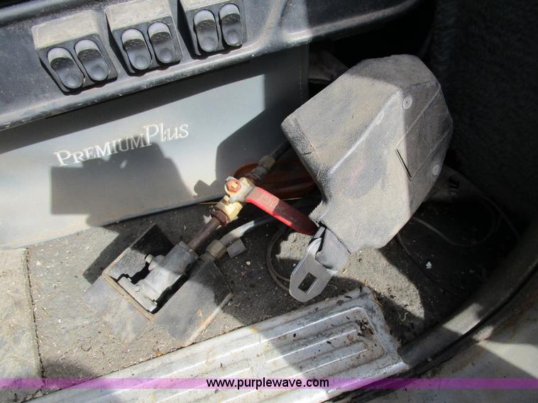 image for item D2276 1986 Ford LTL9000 dump truck