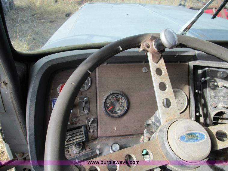 image for item D2276 1986 Ford LTL9000 dump truck