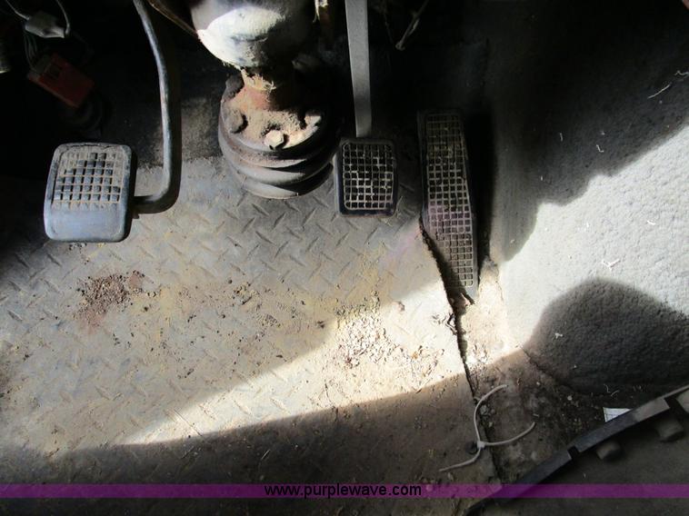 image for item D2276 1986 Ford LTL9000 dump truck