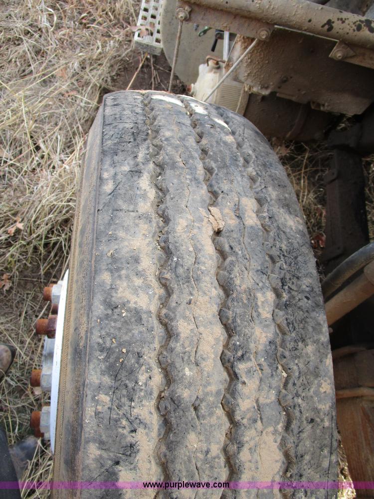 image for item D2276 1986 Ford LTL9000 dump truck