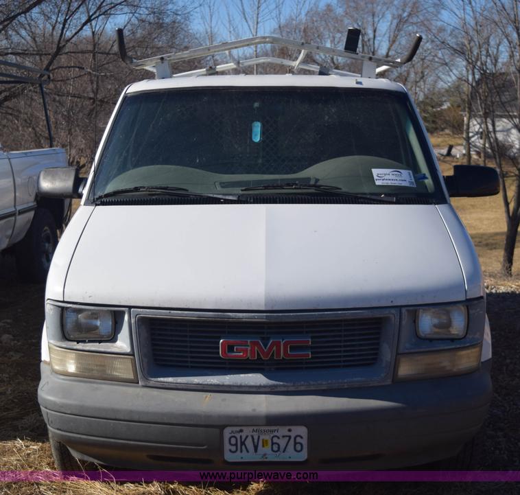 image for item E6095 2001 GMC Safari van