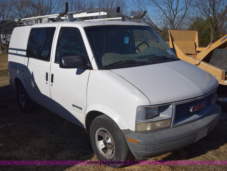 image for item E6095 2001 GMC Safari van