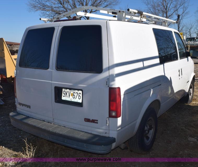 image for item E6095 2001 GMC Safari van