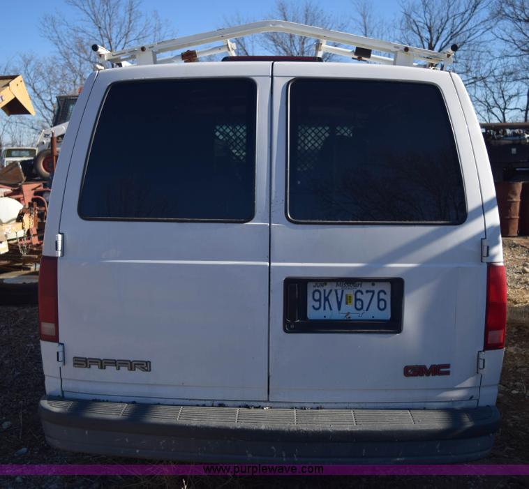 image for item E6095 2001 GMC Safari van