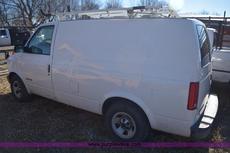 image for item E6095 2001 GMC Safari van