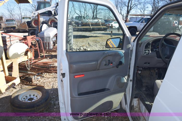 image for item E6095 2001 GMC Safari van